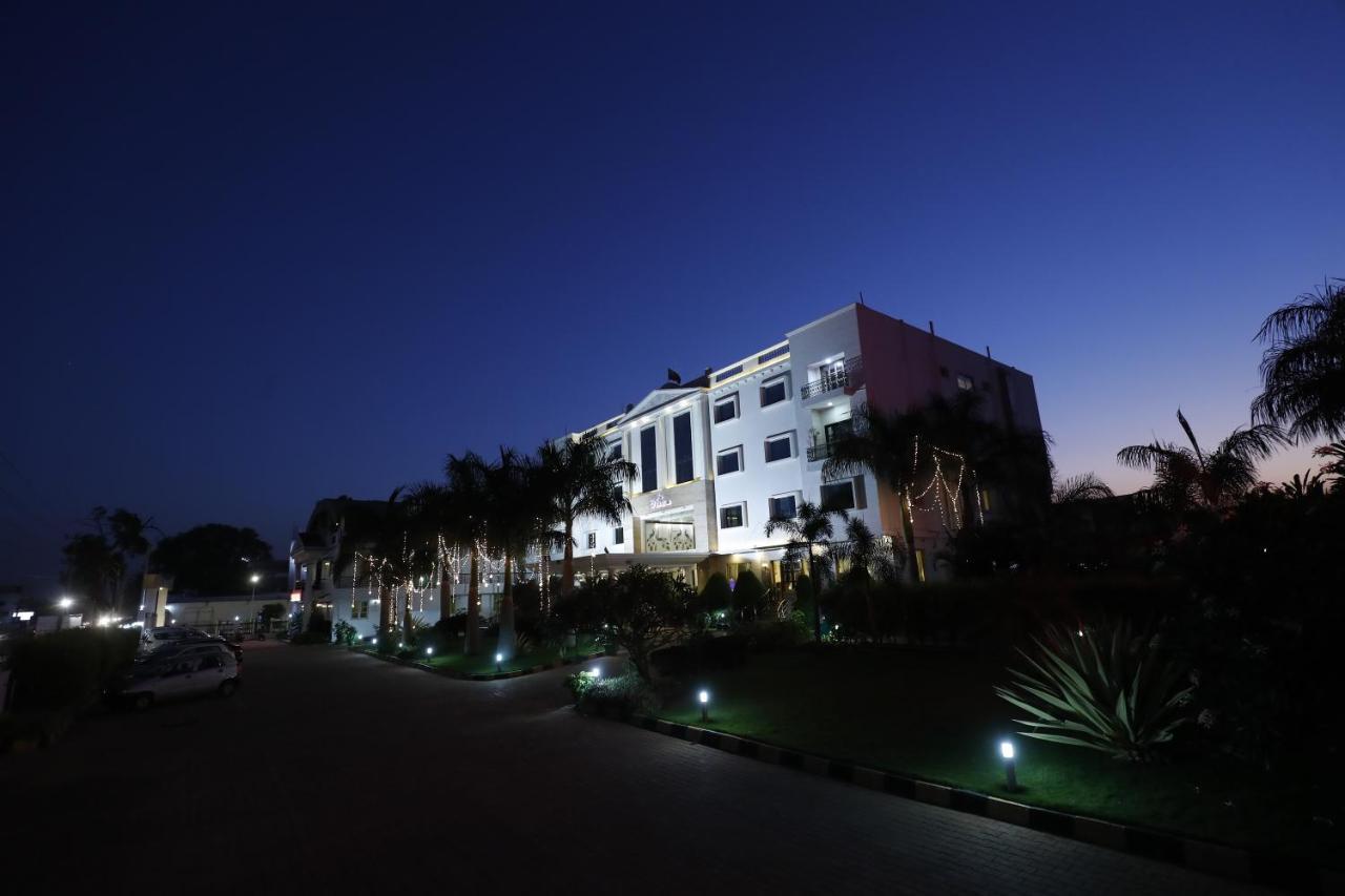 The Sai Leela Hotel Yelahanka Exterior photo